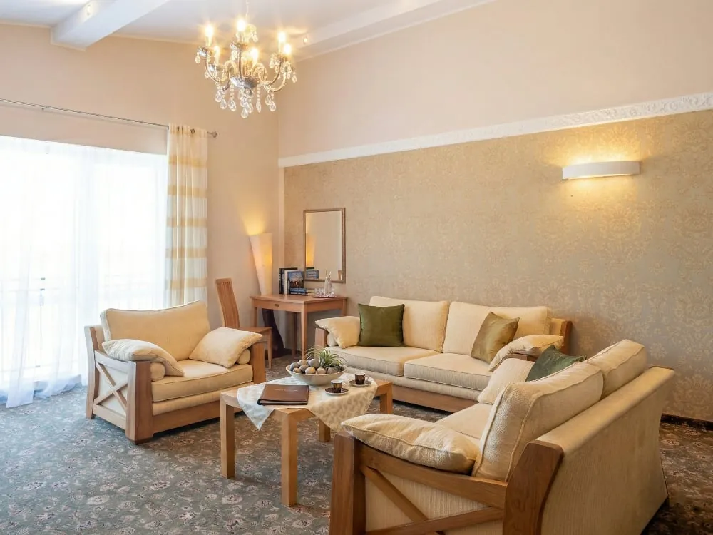 Patogus dvivietis kambarys su svetaine viešbutyje Villa Alicante netoli Vilniaus