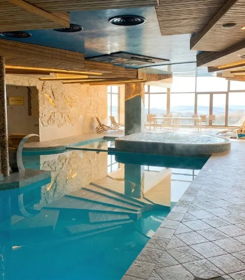 Vidinis baseinas ir džiakuzi Villa Alicante SPA netoli Vilniaus